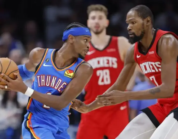 北京时间5月6日,NBA季后赛西部半决赛首战在俄克拉荷马雷霆主场落幕,经过四节酣战,雷霆凭借整体性优势以108-90击败洛杉矶湖人,系列赛大比分1-0抢占先机。本场比赛,雷霆年轻中锋切特-霍姆格伦打出攻防一体的统治级表现,用全能数据扛起球队内线,赛后他的采访发言更是低调谦逊,既展现了对对手的尊重,也流露了球队取胜的底气。