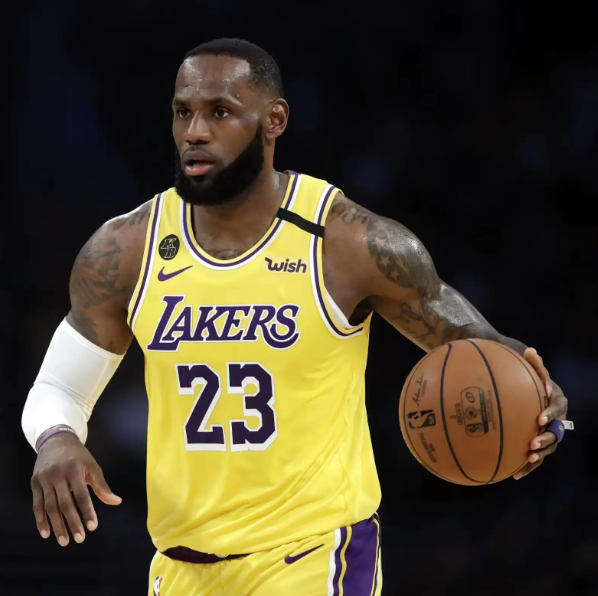 北京时间5月11日,NBA西部半决赛G4继续打响,马刺客场挑战森林狼。双方鏖战四节,最终马刺109-114遗憾落败,系列赛大比分被扳为2-2平。本场文班亚马因肘击冲突被二级恶意犯规驱逐,成为全场焦点。赛后队友科内特接受采访,心疼谈及文班亚马饱受高强度针对性防守,满身伤痕的赛场处境,引发球迷热议。